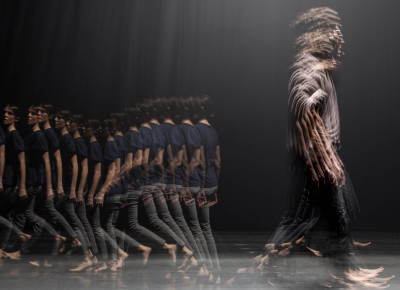 Due danzatori in una foto con effetto di movimento
