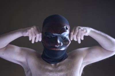 Un uomo indossa una maschera