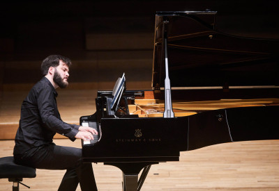 Antonii Baryshevskyi mentre suona il pianoforte