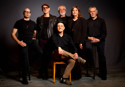 I sei musicisti impegnati nel concerto in un ritratto di gruppo da studio fotografico