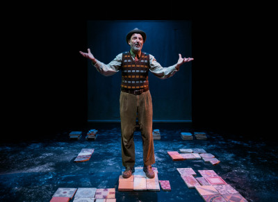 Enrico Ianniello in scena nelle vesti di Isidoro