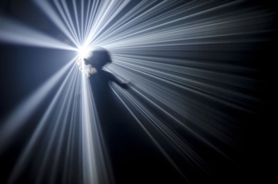 un fascio di luce e un'ombra in movimento in controluce