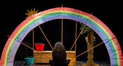 la performer guarda un arcobaleno