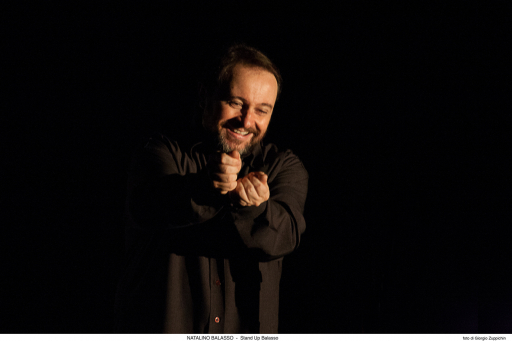 StandUpBalasso_fotoscena_1